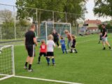 Laatste training S.K.N.W.K. JO7-1 van seizoen 2022-2023 (partijtje tegen de ouders) (37/130)